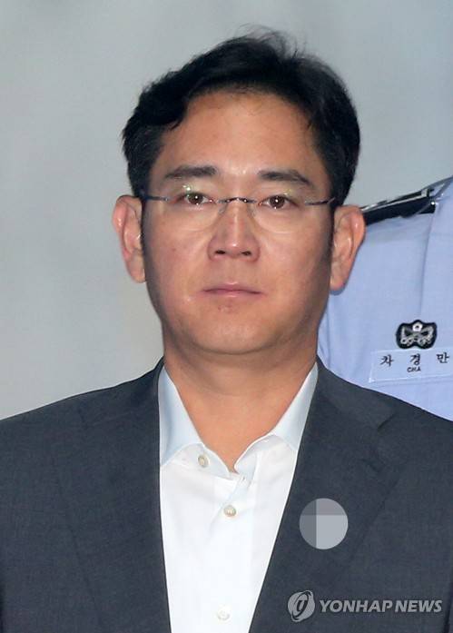 (서울=연합뉴스) 손형주 기자 = 최순실씨 측에 400억원대 뇌물을 건네거나 약속한 혐의로 구속기소 된 이재용 삼성전자 부회장이 12일 오전 서울 서초구 서울중앙지방법원에서 열린 공판에 출석하기 위해 호송차에서 내려 법정으로 향하고 있다. 2017.5.12       handbrother@yna.co.kr