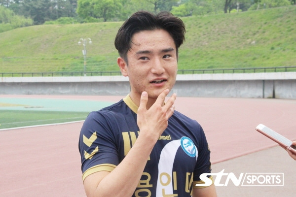 인터뷰 중인 용인대 김동범