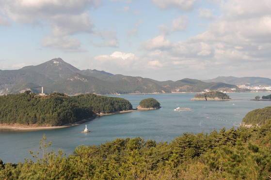 물이 맑고 잔잔한 통영 앞바다. 멍게 양식에 최적의 조건을 갖췄다.