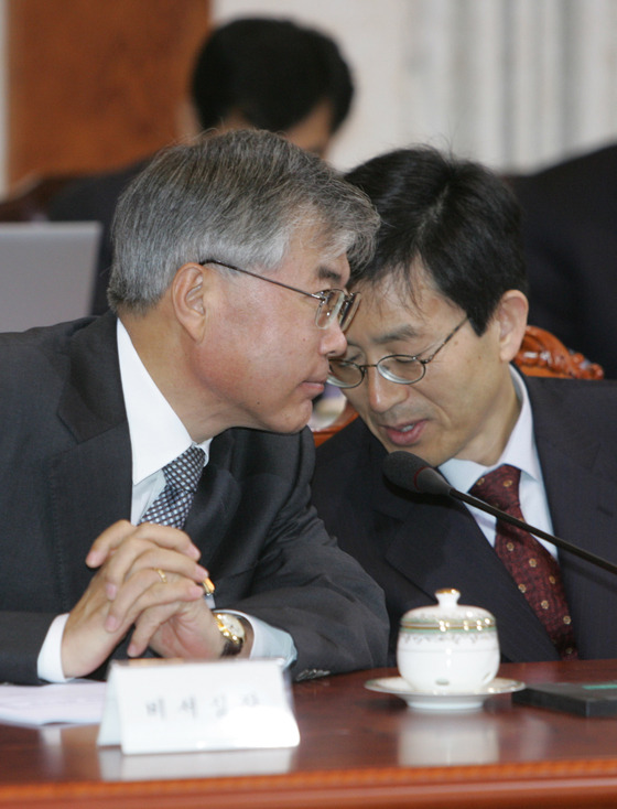 문재인 대통령이 노무현 대통령 비서실장 시절 성경륭 당시 정책실장(오른쪽)과 이야기를 나누고 있다.[중앙일보DB]
