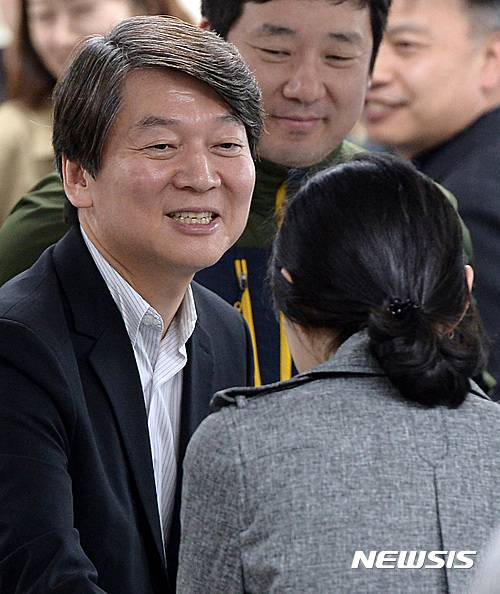 【서울=뉴시스】이영환 기자 = 국민의당 안철수 전 공동대표가 15일 오후 서울 여의도 국민의당 당사에서 열린 선대위 당직자들과 만찬에 앞서 인사를 나누고 있다. 2017.05.15.    20hwan@newsis.com