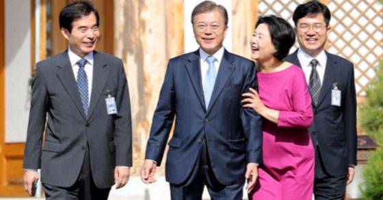 문재인 대통령이 15일 오전 청와대 관저에서 첫 출근했다. 문 대통령은 부인 김정숙 여사(왼쪽 셋째)의 배웅을 받으며 주영훈 경호실장(왼쪽), 송인배 전 더불어민주당 일정총괄팀장(오른쪽)과 집무실이 있는 여민관으로 걸어서 이동했다. 김 여사는 문 대통령에게 “가세요. 여보, 잘 다녀오세요”라고 인사했다. [청와대사진기자단]