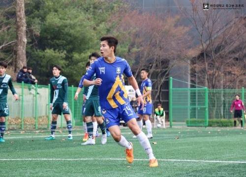 김재민(14번)은 다른 선수들에 비해 왜소한 체격이다. [사진=아주대학교 축구부]