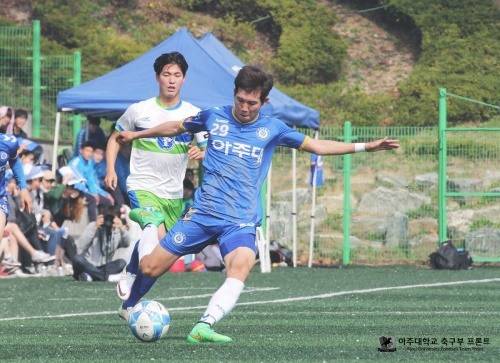 김재민(29번)은 활동량과 체력뿐 아니라 패스 능력에도 자신감을 갖고 있다. [사진=아주대학교 축구부]