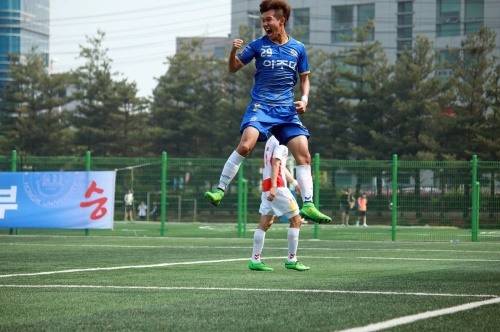 김재민이 지난 시즌 U리그 홍익대와의 경기에서 골을 성공시킨 뒤 기뻐하고 있다. [사진=정종훈]