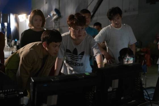 현장 모니터를 보고 있는 변성현 감독과 임시완, 설경구/불한당 스틸