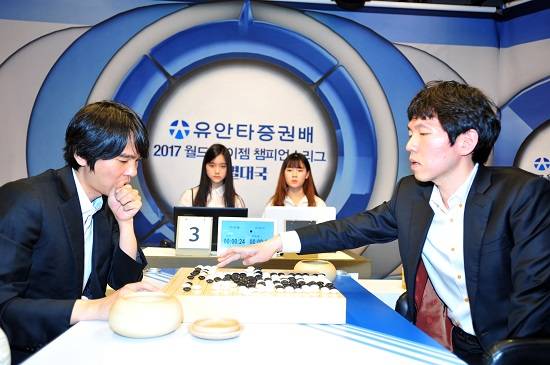 17일 한국기원 바둑TV 스튜디오에서 열린 유안타증권배 2017 월드 타이젬 챔피언스리그 특별대국에서 이창호 9단(오른쪽)이 이세돌 9단에게 233수 만에 흑 7집반승을 거뒀다.