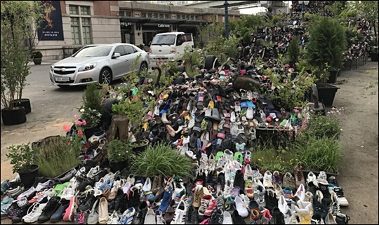 서울시 핵심 도시재생사업인 '서울로 7017'의 개장에 맞춰 오는 20일부터 9일간 전시되는 '슈즈 트리'(Shoes Tree)를 두고 시민들 사이 논란이 일고 있다. 서울시 제공