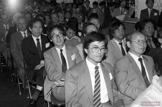 한겨레 신문 창간 발기 선언 대회에 참석한 문재인 대통령(당시 변호사). [사진 민주화운동기념사업회]