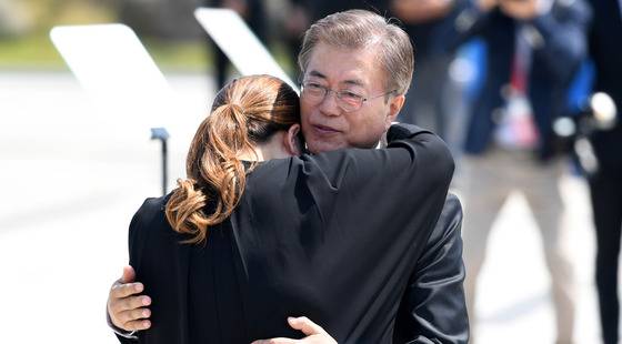 문재인 대통령이 18일 오전 광주 북구 국립 5·18민주묘지에서 열린 37주년 5·18 민주화운동 기념식에서 추모사 중 눈물을 흘린 한 유가족을 위로하고 있다. 2017.5.18/뉴스 © News1 허경 기자