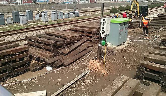 지난 4월 신도림역에서 폐침목을 대량 사용해 ITX-청춘 승강장 공사를 벌이고 있다. [사진전국철도노동조합]