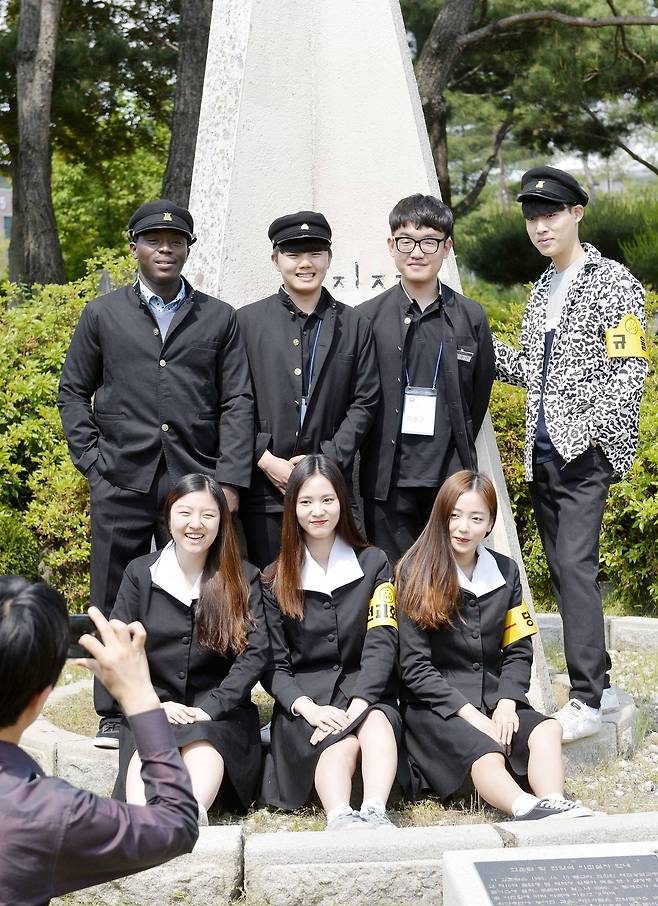 17일 오후 대전 한밭대학교 학생들이 1970년대 고등학교 교복을 입고 교정에서 기념사진을 찍고 있다.프리랜서 김성태
