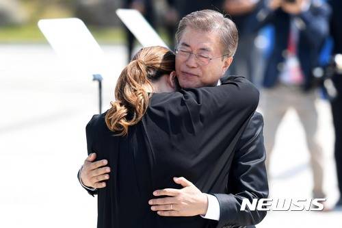 【광주=뉴시스】배훈식 기자 = 문재인 대통령이 18일 오전 광주 북구 국립5.18민주묘지에서 열린 37주년 5.18 민주화운동 기념식에서 추모사를 하다 눈물을 흘린 한 유가족을 위로하고 있다. 2017.05.18.   photo@newsis.com