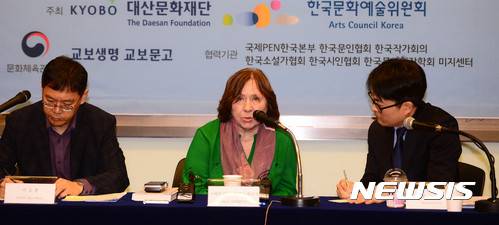 【서울=뉴시스】추상철 기자 = 서울국제문학포럼 참석차 방한중인 2015년 노벨문학상 수상자인 스베틀라나 알렉시예비치 작가가 19일 오전 서울 종로구 교보생명빌딩에서 기자간담회를 갖고 있다. 2017.05.19.   scchoo@newsis.com