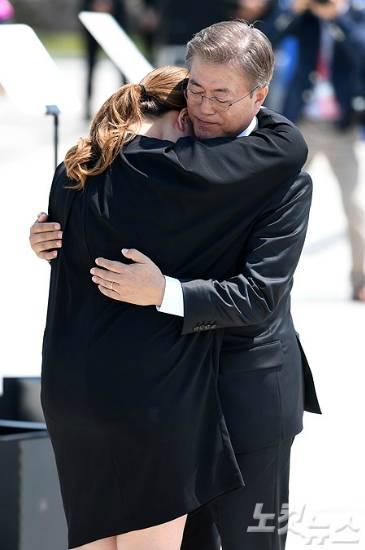 문재인 대통령이 지난 18일 오전 광주 북구 국립5·18민주묘지에서 열린 '제37주년 5.18 민주화운동 기념식' 에서 추모사를 하다 눈물을 흘린 유가족 김소형(37) 씨를 위로하고 있다. 1980년 5월 18일, 광주에서 태어난 김 씨는 태어나자마자 아버지를 잃었다. 전남 완도 수협에서 근무하다 딸이 태어났다는 소식에 광주로 달려온 아버지가 계엄군의 의해 목숨을 잃은 것이다. (사진=박종민 기자)