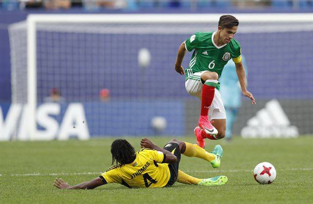 20일 대전 월드컵경기장에서 열린 U-20 월드컵 조별리그 B조 1차전에서 멕시코 미드필더 세르반테스(오른쪽)가 바누아투 수비수 토마스의 태클을 피하고 있다. 대전=연합뉴스