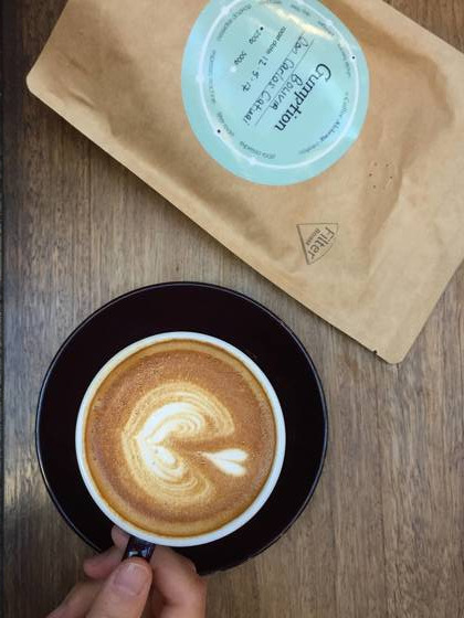 호주 시드니의 '검션 바이 커피 알케미'의 플랫 화이트. 이곳 원두는 그날 아침에 매번 새로 들어온다.