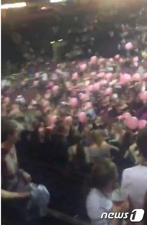 현장에 있던 목격자가 스마트폰으로 촬영한 폭발음 후 경기장 내부 장면 캡처[출처=트위터]© News1