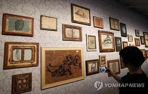 (서울=연합뉴스) 이재희 기자 = 23일 오전 서울 종로구 국립현대미술관 서울관에서 열린 '불확정성의 원리' 전시에 레바논 작가 왈리드 라드의 '아홉 번째 판에 부치는 서문:마르완 카삽-바시' 작품이 전시됐다. 2017.5.23      scape@yna.co.kr