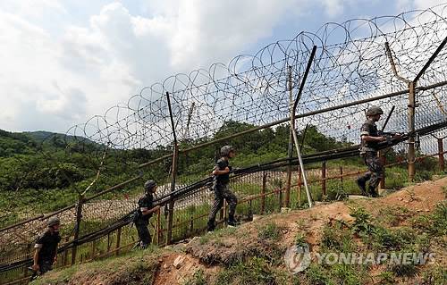 DMZ 철책에서 경계순찰근무 [철원 사진공동취재단 = 연합뉴스 자료사진]