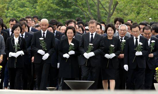 문재인 대통령이 23일 김해 봉하마을에서 열린 고 노무현 전 대통령 서거 8주기 추도식에 참석, 유족 및 여야 인사들과 함께 헌화하고 있다. 사진=청와대사진기자단