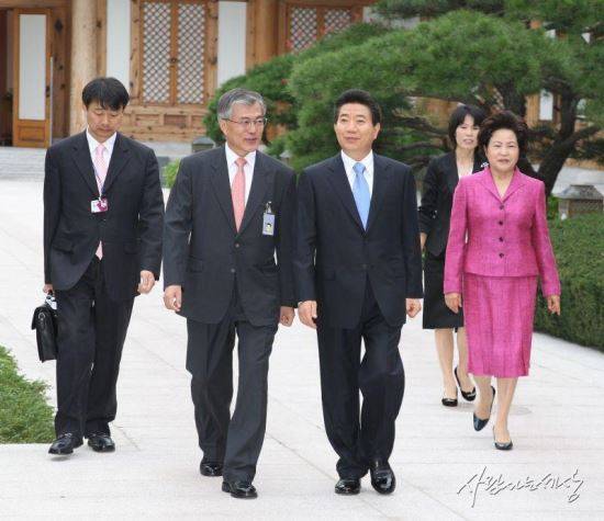 2007년 10월 2일 남북정상회담 출발을 앞둔 아침에 관저에서 나오는 노무현 전 대통령의 모습. 당시 비서실장인 문재인 대통령의 모습도 보인다. 사진=사람사는세상 노무현재단