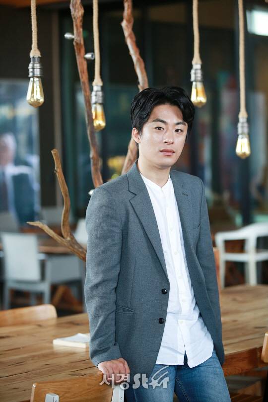 배우 구교환이 24일 오후 서울 동작구 아트나인에서 서경스타와 인터뷰 전 포즈를 취하고 있다.