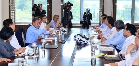 문재인 대통령이 25일 청와대 여민관 소회의실에서 수석보좌관회의를 주재하며 모두발언을 하고 있다. 뉴시스