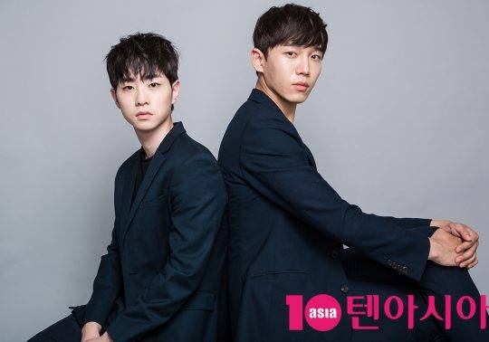 가수 1415 오지현(왼쪽), 주성근이 서울 중구 청파로 한경텐아시아 루이비스 스튜디오에서 진행된 인터뷰에 앞서 포즈를 취하고 있다. / 사진=이승현 기자 lsh87@