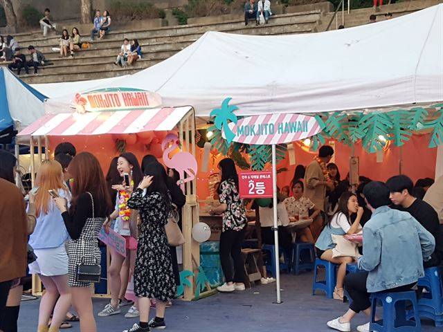 지난 18일 서울 마포구 상수동 홍익대학교 축제에서는 선정적인 모습을 최대한 배제하고 색다른 컨셉의 주점을 시도한 면이 돋보였다. 올해는 주점이 합석을 주선하는 것도 금지됐다. 윤한슬 인턴기자