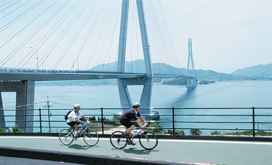 에히메현 시 마나미 해도를 찾은 방문객이 바다를 바라보며 자전거를 타고 있다.