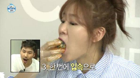3. 닭발 살과 주먹밥을 한번에 먹는다.