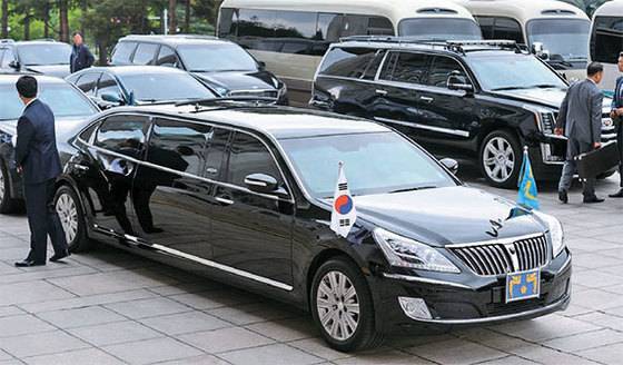 지난 10일 대통령 취임식이 열린 국회 앞에 주차된 대통령 전용차량. [사진 기동민 의원 페이스북]