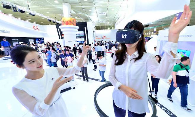 '월드IT쇼(WIS) 2017'이 나흘간 공식 일정을 마치고 24일 막을 내렸다. WIS 2017은 우리가 4차 산업혁명 문턱에 들어섰음을 보여줬다. 관람객에게는 첨단 기술 체험 기회를, 참여 기업에는 정보 교류와 새로운 비즈니스 기회를 제공했다.