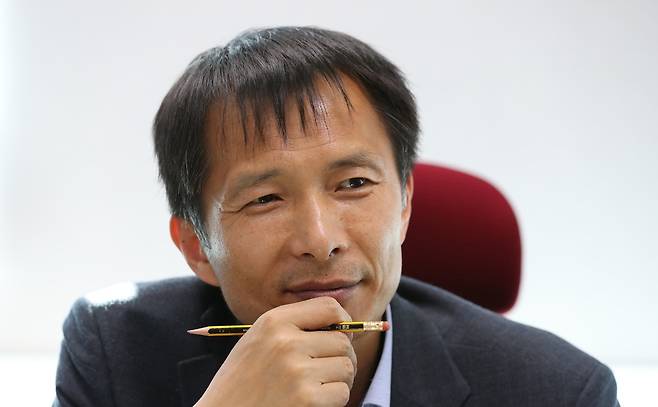 송기호 변호사가 보기에 손가락으로 키보드를 두드리기만 하면 정보를 묻고 얻을 수 있는 정보공개청구는 접근성이 가장 높은 주권운동이다. 송 변호사가 19일 서울 송파구 가락시장 부근에 위치한 사무실에서 <한겨레>와 인터뷰를 진행하고 있다. 김경호 선임기자 jijae@hani.co.kr