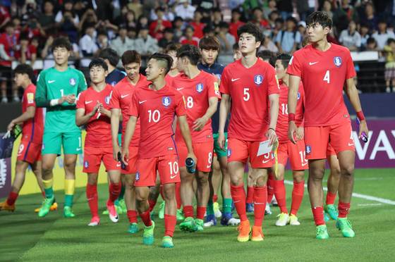 이승우(10번),이상민(5번) 등 한국 U-20 축구대표팀 선수들이 23일 국제축구연맹(FIFA) U-20 월드컵 코리아 2017 A조 2차전 아르헨티나전에서 승리한 뒤, 팬들을 향해 바라보고 있다. 전주=양광삼 기자
