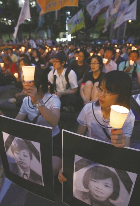 ▲ 지난 2007년 6월13일 서울 청계광장에서 열린 '미선이, 효순이 5주기 촛불 문화제' 행사에 시민들이 참석해 심미선·신효순양 사망 5주기를 추모하고 있다. ⓒ 연합뉴스