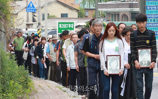 ▲ 지난 2015년 6월13일 미선효순추모비건립위원회 등 10여개 단체가 2002년 미군 장갑차에 치여 숨진 고(故) 신효순·심미선 양의 13주기 추모제를 열기위해 경기도 양주시 광적면 사고 현장까지 영정을 들고 가고 있다. 사진=민중의소리