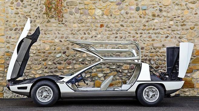 커다란 투명 걸윙도어를 달고 B필러가 없어 개방감이 뛰어나다. 엔진은 뒷바퀴 뒤에 실었다.