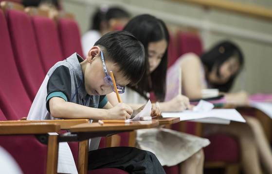 27일 서울 동국대에서 제4회 중앙학생시조백일장이 열렸다. 전국에서 150여 명의 초중고생이 참가했다. 암송대회 대상을 받은 초등학교 2학년생 김현덕 군이 작품 쓰기에 열중해 있다. 권혁재 사진전문기자