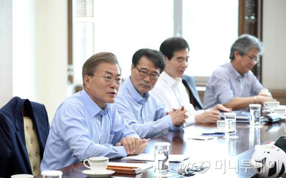 문재인 대통령이 25일 청와대 여민관 소회의실에서 수석보좌관회의를 주재하고 있다. (청와대) 2017.5.25/뉴스1  <저작권자 © 뉴스1코리아, 무단전재 및 재배포 금지>