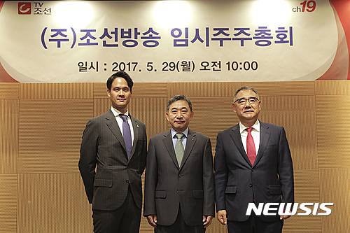 【서울=뉴시스】방정오 TV조선 신임 대표(왼쪽부터), 홍준호 조선일보 발행인, 김민배 TV조선 신임 대표(사진=TV조선)