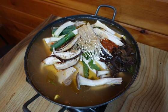 동네에서 농사지은 콩으로 전날 저녁에 만든 두부를 넣고 끓이고 있는 전골. 콩이 다르니 두부 맛은 기대보다 훨씬 좋았다.