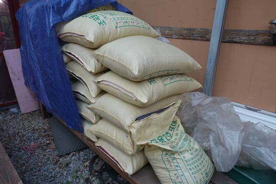 ‘오대산 내고향’의 대표음식은 산채와 두부다. 1년에 콩을 40~50가마 쓰는데 이 지역에서 생산한 것만 쓴다. 올 가을까지 쓰려고 저장한 콩 자루를 살펴보면 생산자 표시에 광원리·창천리라고 씌어 있다. 음식점이 있는 마을과 바로 옆 마을 이름이다.