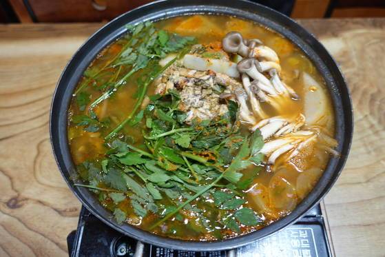 전날 저녁 걷어온 통발에 들어있던 민물고기로 끓인 민물매운탕. 전혀 꾸밈없이 순수한 민물고기 탕이었다.