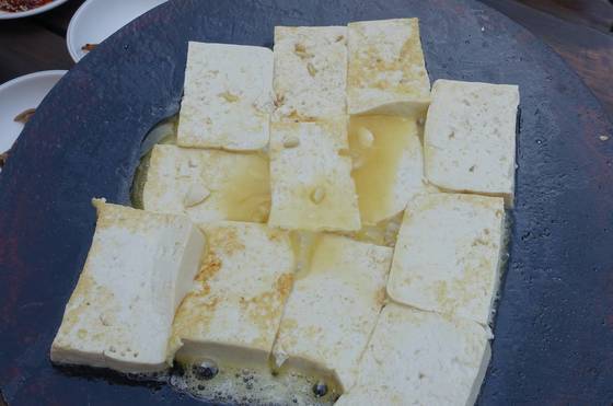 길매식당 잣두부구이는 작은 솥뚜겅을 뒤집어서 쓰는 번철에 들기름을 듬뿍 둘러 내온다. 손님이 직접 구워서 먹는다. 두부에 잣이 알알이 박혀 있다.