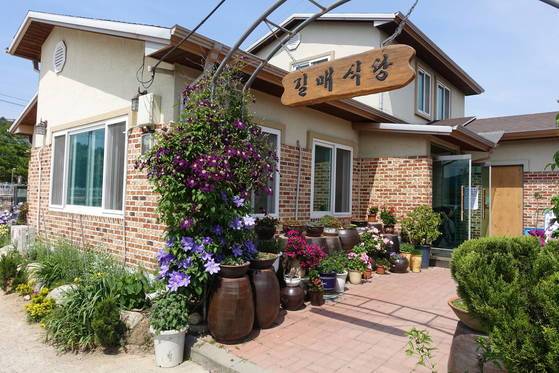 최근 건물을 새로 지어 깔끔한 길매식당 둘레에는 많은 꽃들이 활짝 피어 손님을 반긴다.