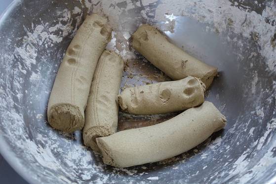 막국수로 뽑기 위해 준비한 메밀 반죽. 겉껍질 가루가 제법 들어간 빛깔이다.