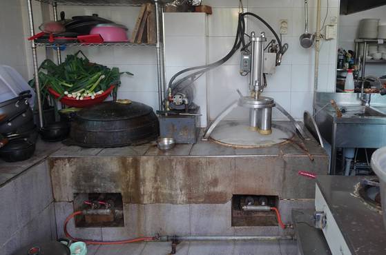 길매식당의 대표음식은 두부와 막국수다. 두부를 끓이는 무쇠 가마솥과 막국수 삶은 가마가 부엌 한쪽에 나란히 걸려 있다.