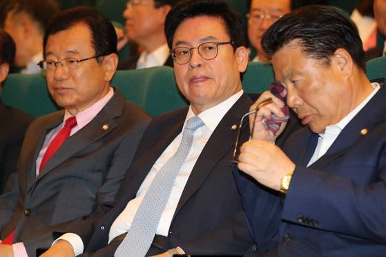 30일 오전 서울 여의도 국회도서관 대강당에서 열린 자유한국당 대선 평가 대토론회에 참석한 정우택(왼쪽 세번째) 대표 권한대행 겸 원내대표 등 참석 의원들이 이야기하고 있다. 왼쪽부터 이현재 정책위의장, 정 대행, 박맹우 사무총장. 오종택 기자